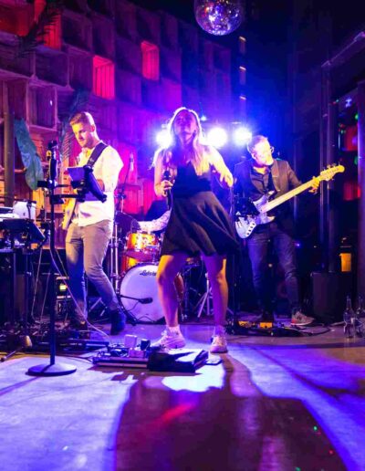 UPGRADE Liveband sorgt für die Party in der Sandoase in Basel.