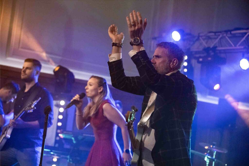 Partystimmung und volle Tanzfläche mit Live-Band