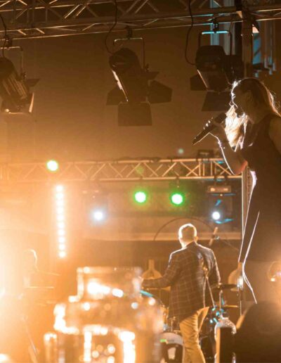 Noemi Schaerer sorgt mit der Band UPGRADE für die Livemusik in der Schweiz