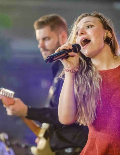 Sängerin Noemi Schaerer und Gitarrist David Nüesch bei einem Siemens Personalfest.