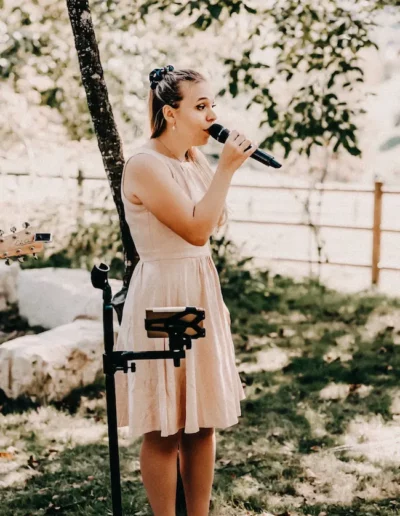 Hochzeitssängerin Noemi begleitet das Brautpaar musikalisch bei der Hochzeitszeremonie
