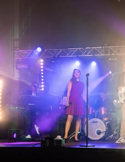 Liveband begeistert das Publikum mit energiegeladener Show auf Events und Hochzeiten