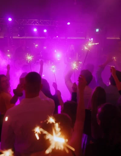 Tanzende Gäste genießen Liveband-Musik und Party-Atmosphäre