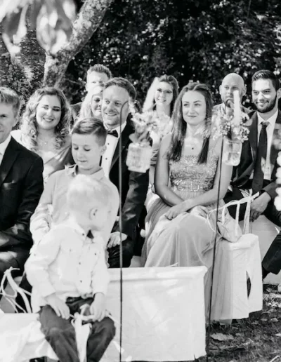 Hochzeitsmusiker begleitet das Brautpaar professionell während der Trauung