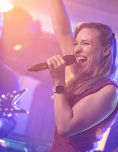 Hochzeitsband zeigt energievolle Live-Performance auf Hochzeiten und Events