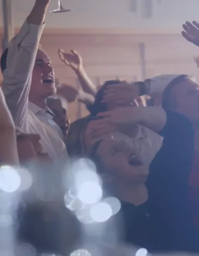 Gäste tanzen und feiern ausgelassen zu Liveband-Musik auf Events