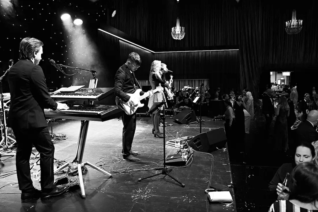 Gitarrist David Nüesch von der Partyband UPGRADE spielt ein Solo