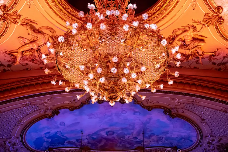 Prachtvoller Kronleuchter im Opernhaus Zürich mit Liveband Upgrade Gala