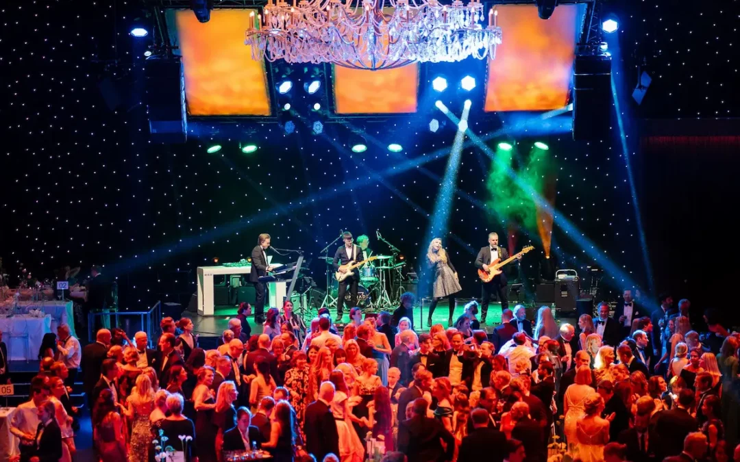 Liveband UPGRADE sorgt für Partystimmung auf der Bühne im Opernhaus Zürich